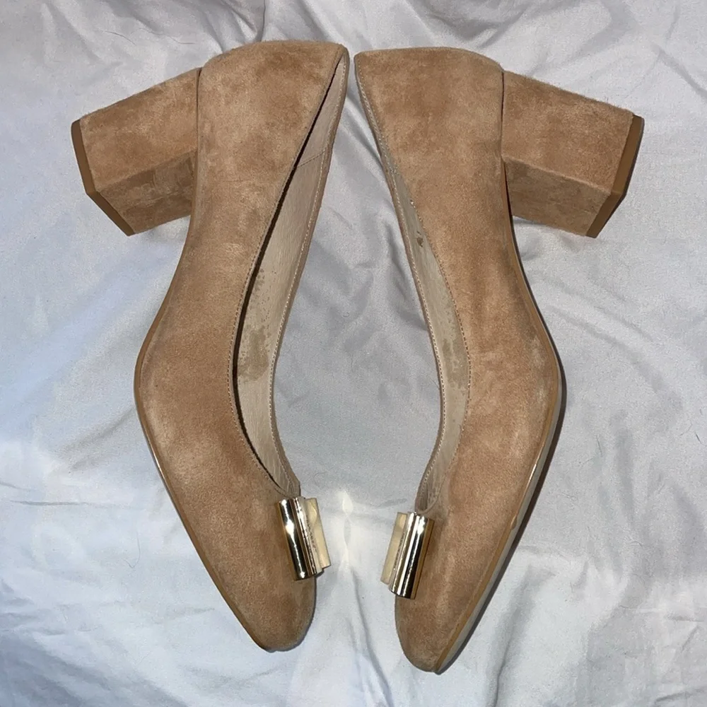 Kate Spade New York Lorin Beige Suede Leather Pump Shoe Gold Bow size 8.5